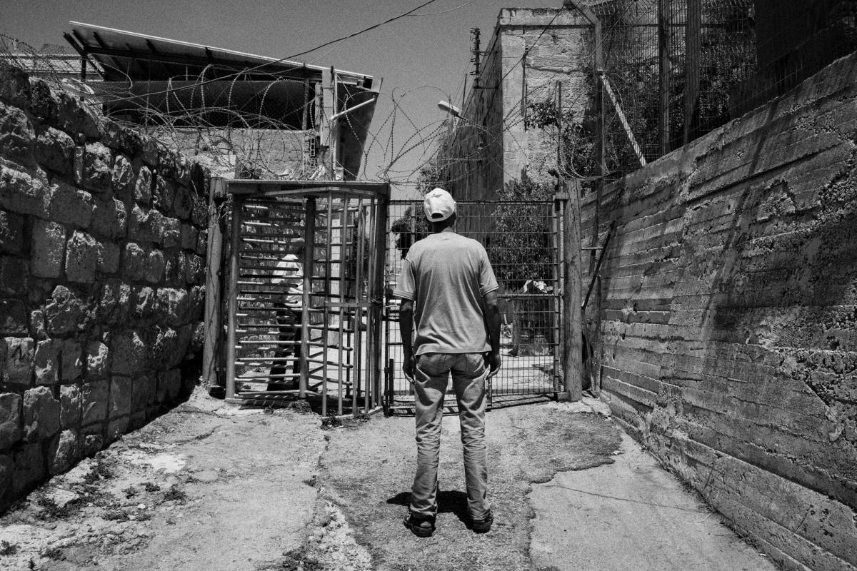 Hébron est divisée en zone H1, contrôlée&nbsp;par l'Autorité palestinienne, et H2, sous contrôle de l'armée israélienne, qui protège notamment près de 850 colons. Palestine. 2018.
 © Moises Saman/Magnum Photos