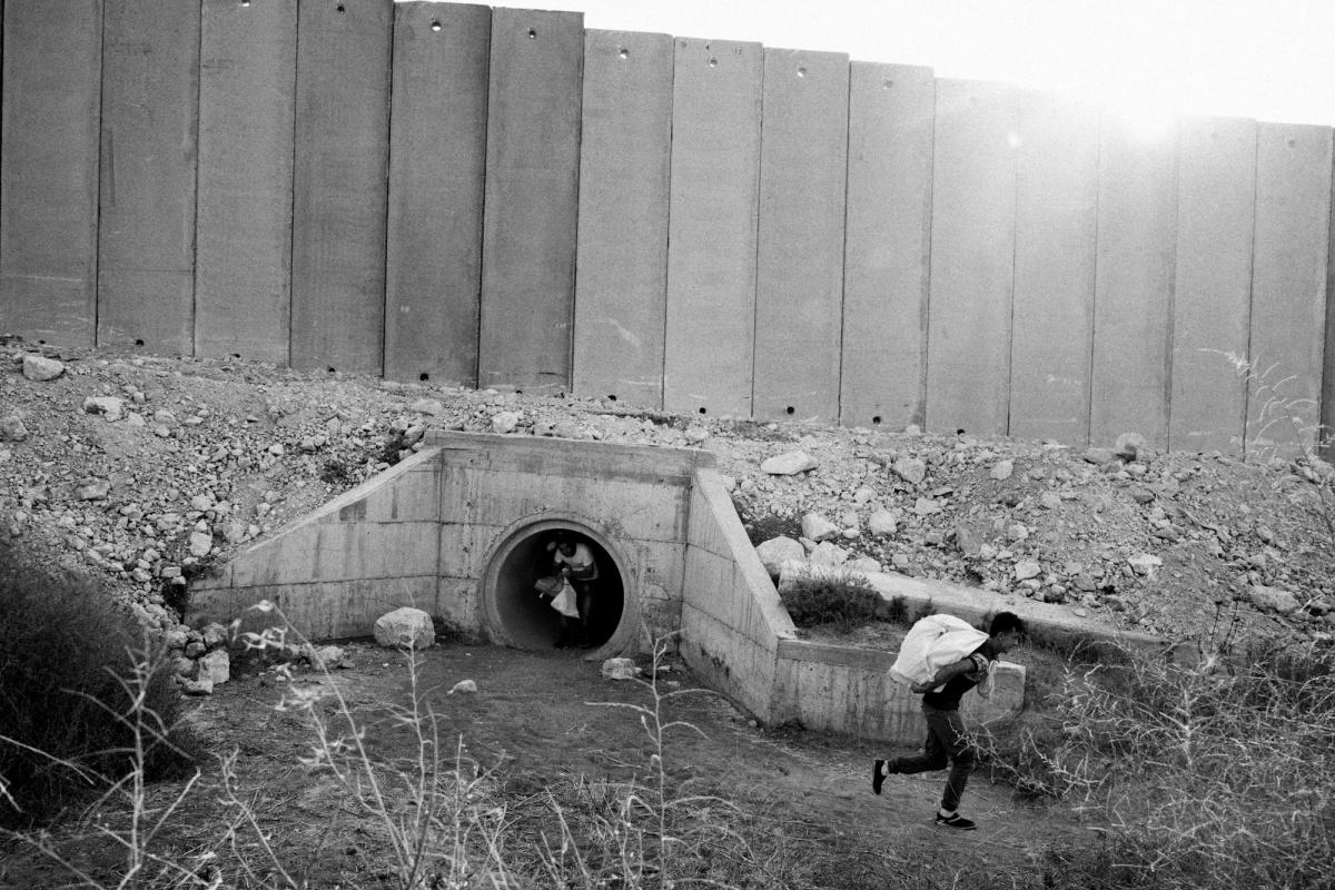 Sans liberté de mouvement, les Palestiniens sont obligés de trouver des chemins autour des check-points et des barrières de séparation&nbsp;avec Israël, pour trouver du travail, aller à l'école ou visiter leur famille. Palestine. 2018.
 © Moises Saman/Magnum Photos