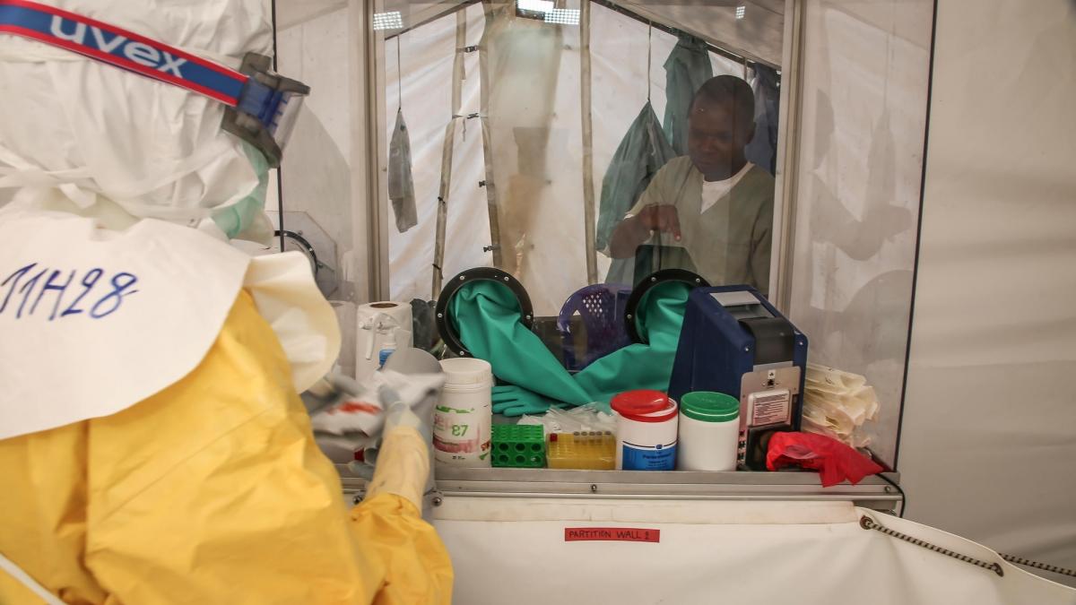 Équipes de Médecins Sans Frontières dans le centre de traitement d'Ebola à Mangina. République démocratique du Congo. 2018.
 © Carl Theunis/MSF