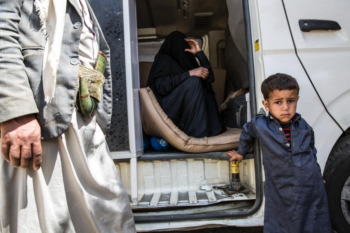 Ayman est tombé du premier étage de sa maison. Il souffre de vertige et ne parle plus. Il&nbsp;attend&nbsp;avec son père&nbsp;et sa mère à l'hôpital MSF de Haydan. Yémen. Mars 2018.
 © Agnes Varraine-Leca/MSF