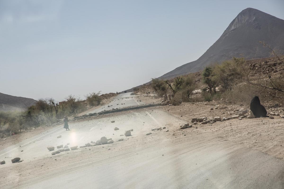 La route entre Saada et Khamer a été&nbsp;bombardée par la coalition internationale menée par l'Arabie saoudite et les&nbsp;Émirats arabes unis. Yémen. Mars 2018.
 © Agnes Varraine-Leca/MSF