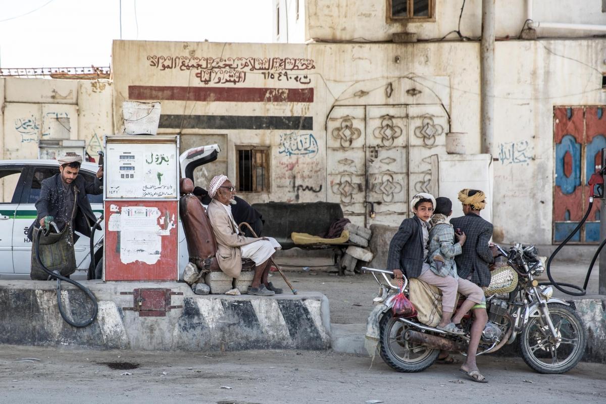 Des hommes font le plein d'essence dans l'une des stations service de Khamer. Yémen.&nbsp;Gouvernorat d'Amran.&nbsp;Mars 2018.&nbsp;
 © Agnes Varraine-Leca/MSF