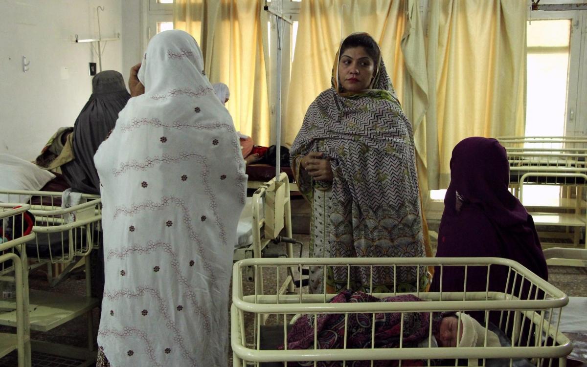 Les sessions de promotion de la santé sont conduites par les équipes MSF pour sensibiliser les mères à des sujets comme la vaccination, l'hygiène ou le bon usage des médicaments. Pakistan. 2018.
 © Laurie Bonnaud/MSF