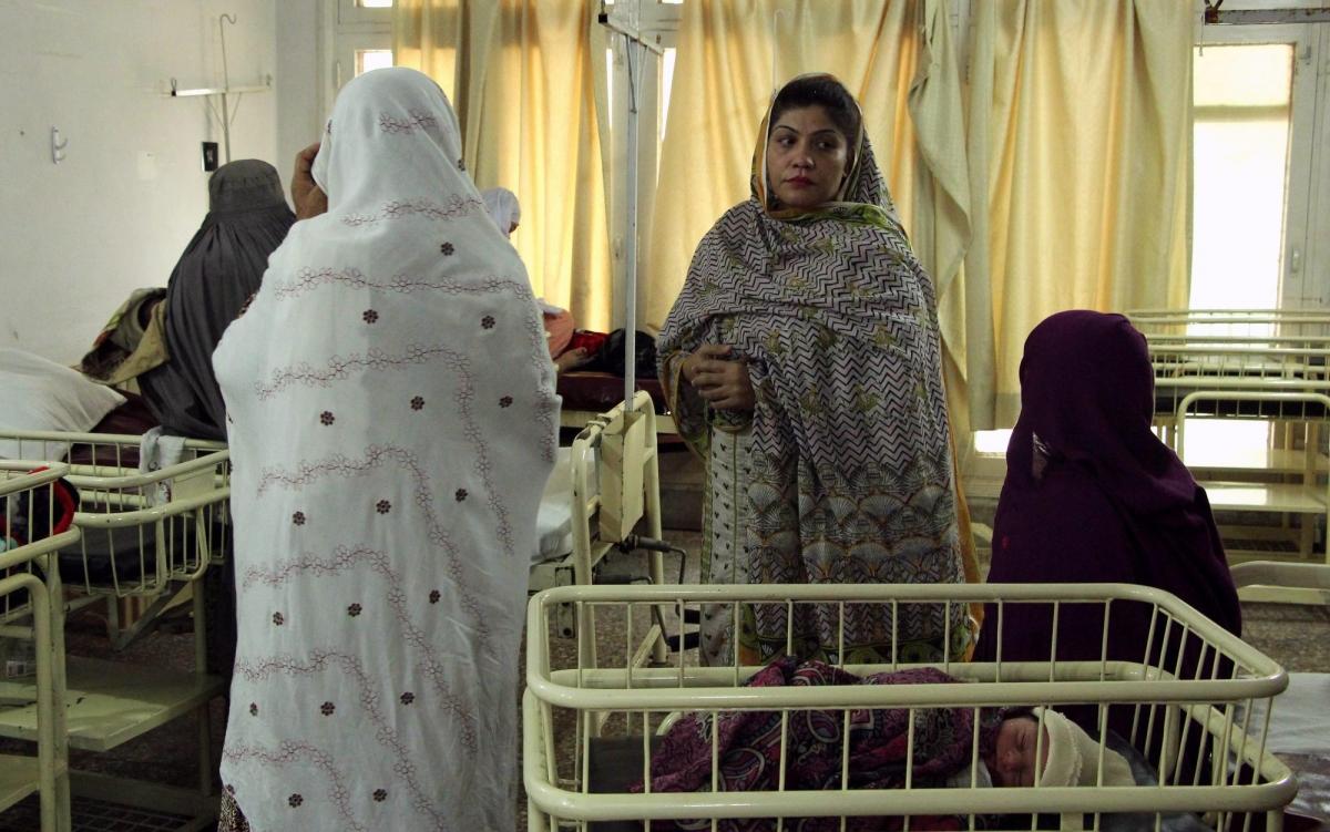 Les sessions de promotion de la santé sont conduites par les équipes MSF pour sensibiliser les mères à des sujets comme la vaccination, l'hygiène ou le bon usage des médicaments. Pakistan. 2018.
 © Laurie Bonnaud/MSF