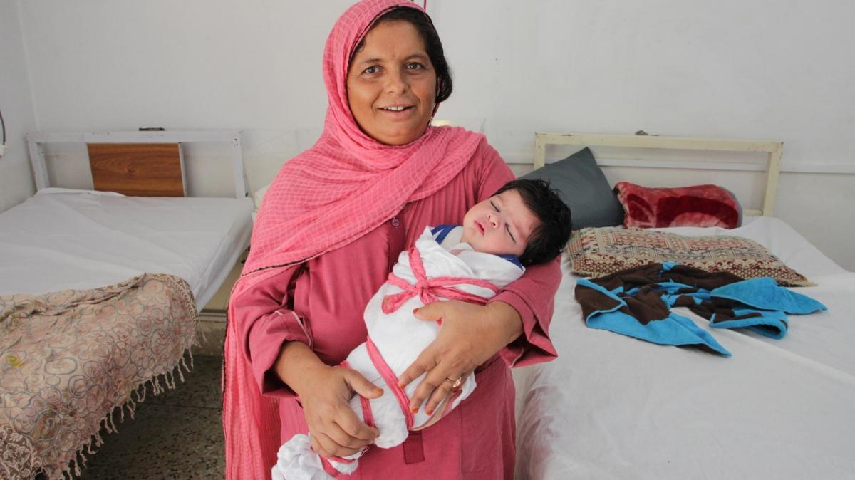 Shakeela a 48 ans et vient d'un petit village à trois heures de Peshawar. Elle a donné naissance à son 13e enfant dans l'hôpital pour femmes de&nbsp;MSF. Pakistan. 2018.&nbsp;
 © Laurie Bonnaud/MSF