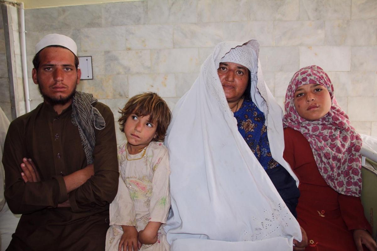 Taj Bibi accompagnée&nbsp;de membres de sa famille dans la clinique MSF de Peshawar. Ils sont atteints de leishmaniose cutanée. Pakistan. 2018.
 © Laurie Bonnaud/MSF