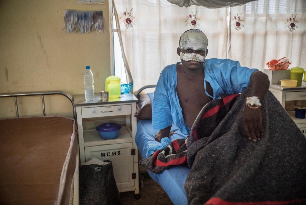 Bilya après sa première opération chirurgicale. Il est dans l'unité de soins post-opératoires de l'hôpital de Sokoto. Nigeria. 2016.
© Claire Jeantet - Fabrice Caterini/INEDIZ
