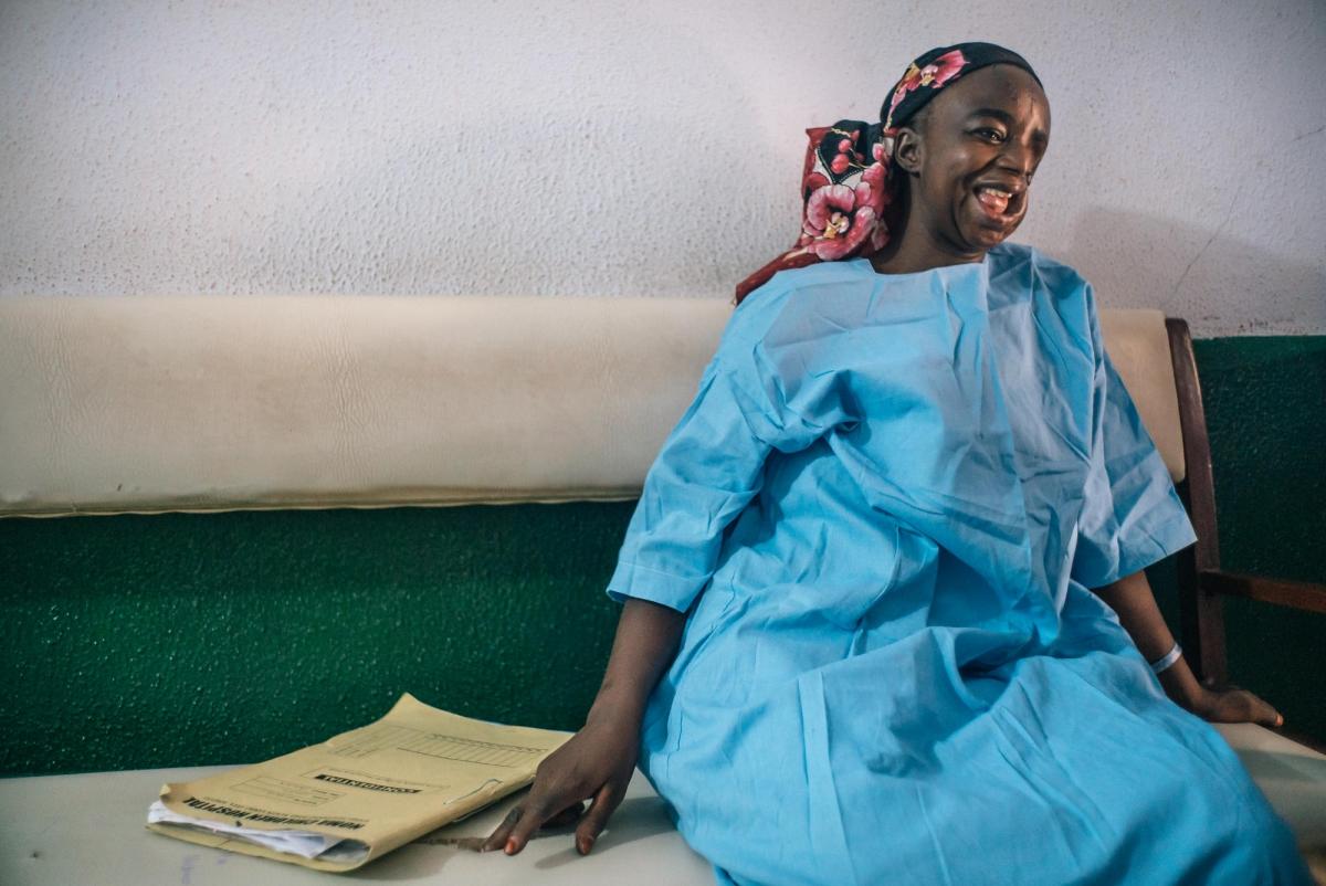 Hadiza est originaire de l'État de Kano. Elle patiente avant&nbsp;sa quatrième opération chirurgicale. Nigeria. 2016.
 © Claire Jeantet - Fabrice Caterini/INEDIZ