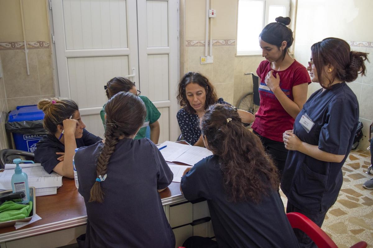 Une sage-femme MSF conduit une session de formation avec des sages-femmes et des infirmières locales à l'hôpital général de Sinuni. Irak. 2018.
 © MSF