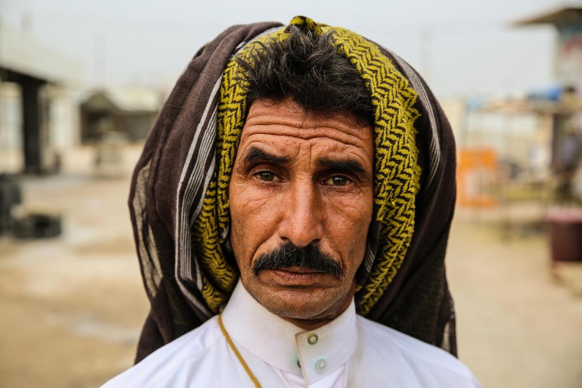 Hasnawi a 48 ans. Il a fui la maison qu'il habitait dans la ville de Falloujah il y a trois ans et vit dans un camp de personnes déplacées depuis. Il dit que son seul souhait avant de mourir serait de voir une Irak heureuse. Irak. 2018.
 © Mohammad Ghannam/MSF