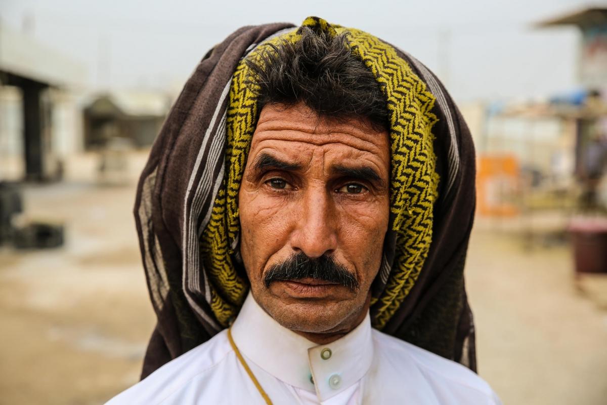 Hasnawi a 48 ans. Il a fui la maison qu'il habitait dans la ville de Falloujah il y a trois ans et vit dans un camp de personnes déplacées depuis. Il dit que son seul souhait avant de mourir serait de voir une Irak heureuse. Irak. 2018.
 © Mohammad Ghannam/MSF