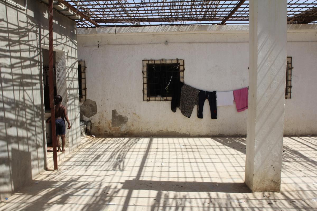 Les rescapés d'un naufrage ont été ramenés en Libye et placés dans un centre de détention de la région de Khoms. Septembre 2018. Libye.
 © Sara Creta/MSF