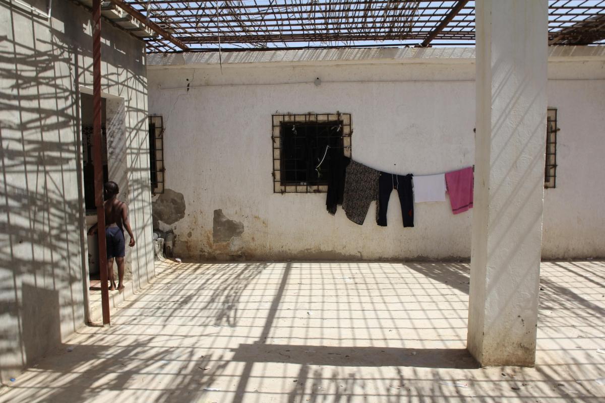 Les rescapés d'un naufrage ont été ramenés en Libye et placés dans un centre de détention de la région de Khoms. Septembre 2018. Libye.
© Sara Creta/MSF