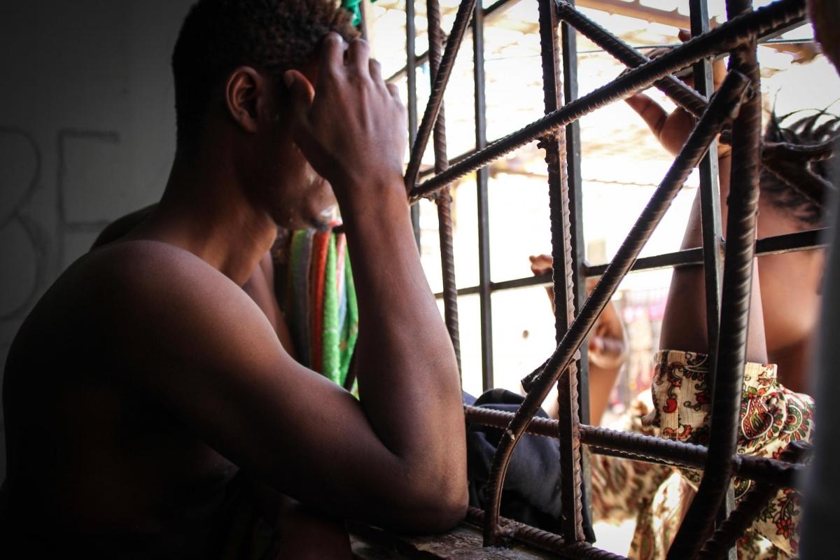 Les rescapés d'un naufrage ont été ramenés en Libye et placés dans un centre de détention de la région de Khoms. Septembre 2018. Libye.
 © Sara Creta/MSF