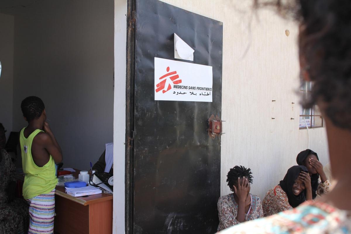 Les rescapés d'un naufrage ont été ramenés en Libye et placés dans un centre de détention de la région de Khoms. Septembre 2018. Libye.
© Sara Creta/MSF