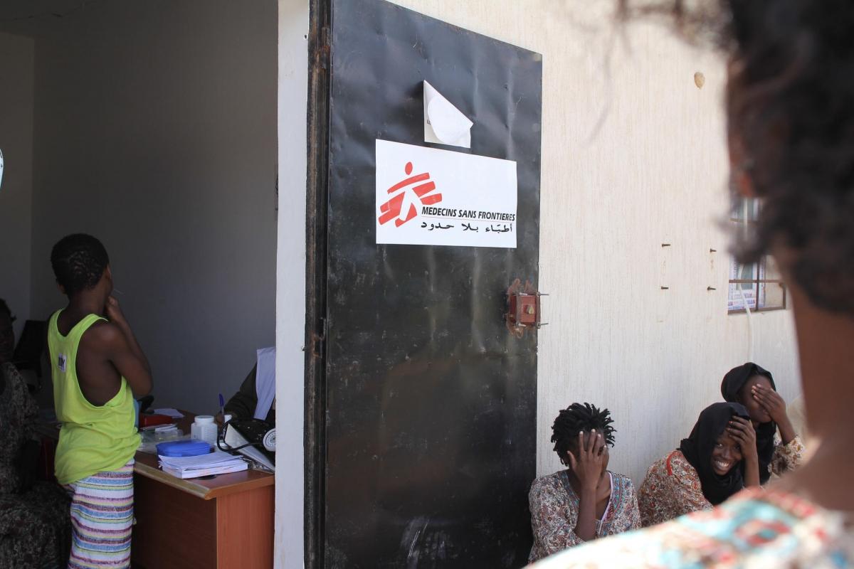 Les rescapés d'un naufrage ont été ramenés en Libye et placés dans un centre de détention de la région de Khoms. Septembre 2018. Libye.
 © Sara Creta/MSF