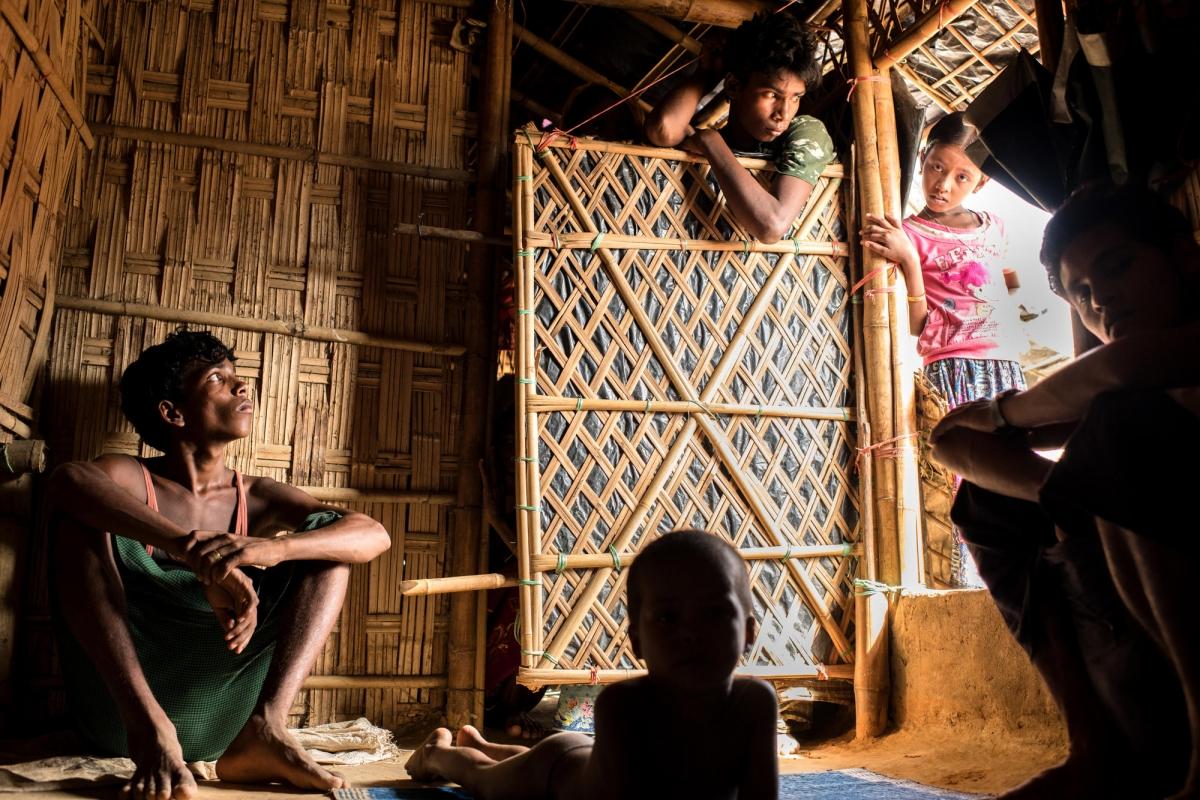 Une famille de réfugiés rohingyas dans l'un des camps de&nbsp;Cox's Bazar au Bangladesh.
 © Robin Hammond/NOOR