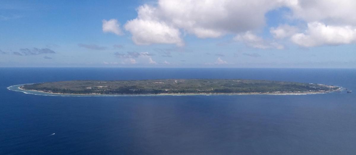 Vue d'avion de Nauru. L'île fait 21 kilomètres carrés et abrite environ 11&nbsp;000 habitants. 2018.
 © MSF