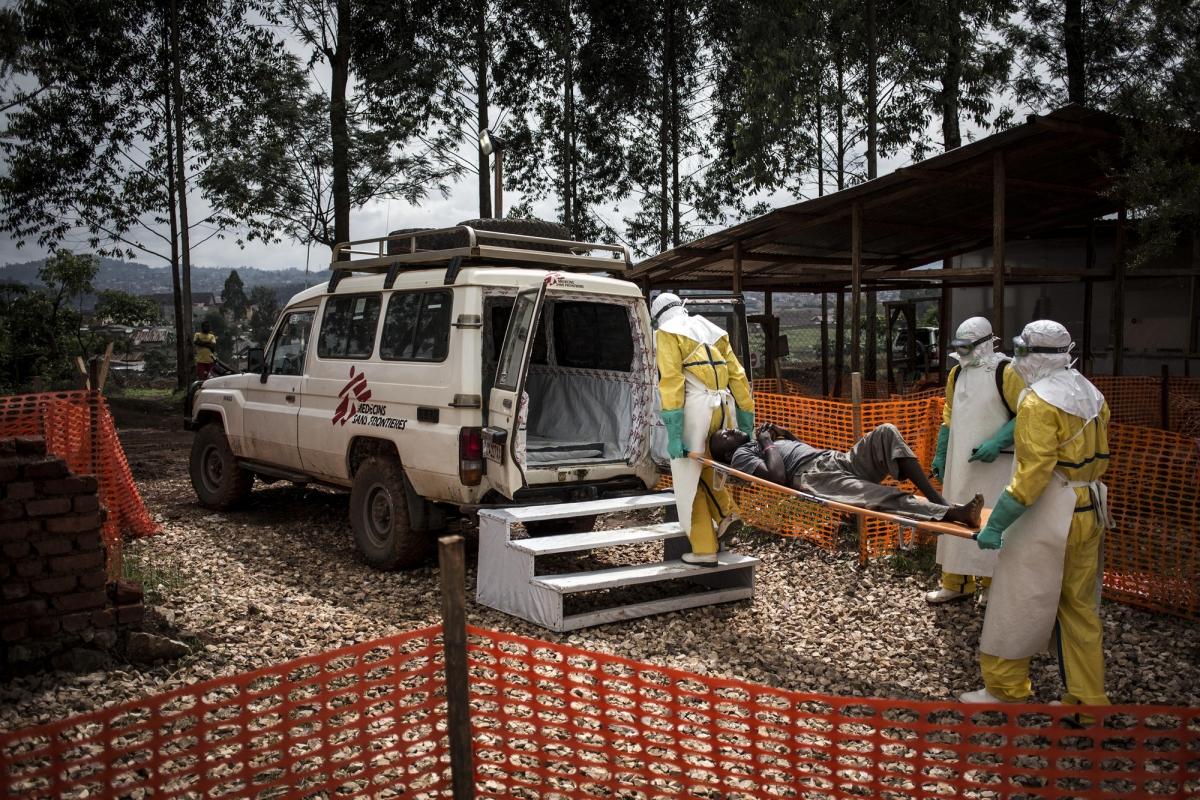 Des travailleurs de santé MSF du centre de traitement de Butembo transfèrent un patient vers l'hôpital. Son test Ebola s'est révélé négatif. Novembre 2018. République démocratique du Congo.
 © John Wessels