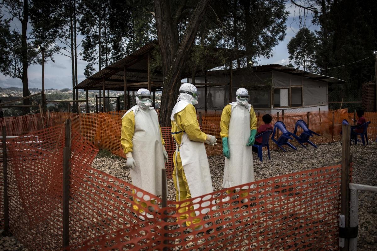 Des travailleurs de santé MSF dans le centre de traitement Ebola de Butembo. République démocratique du Congo. 2018.
 © John Wessels