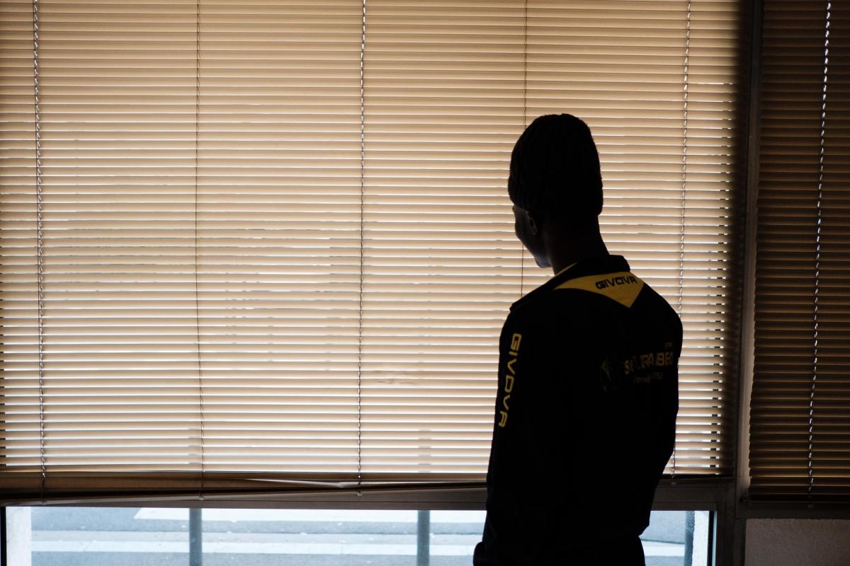 Un jeune regarde par la fenêtre dans le hall d’entrée de l’hôtel.
© Augustin Le Gall/Haytham