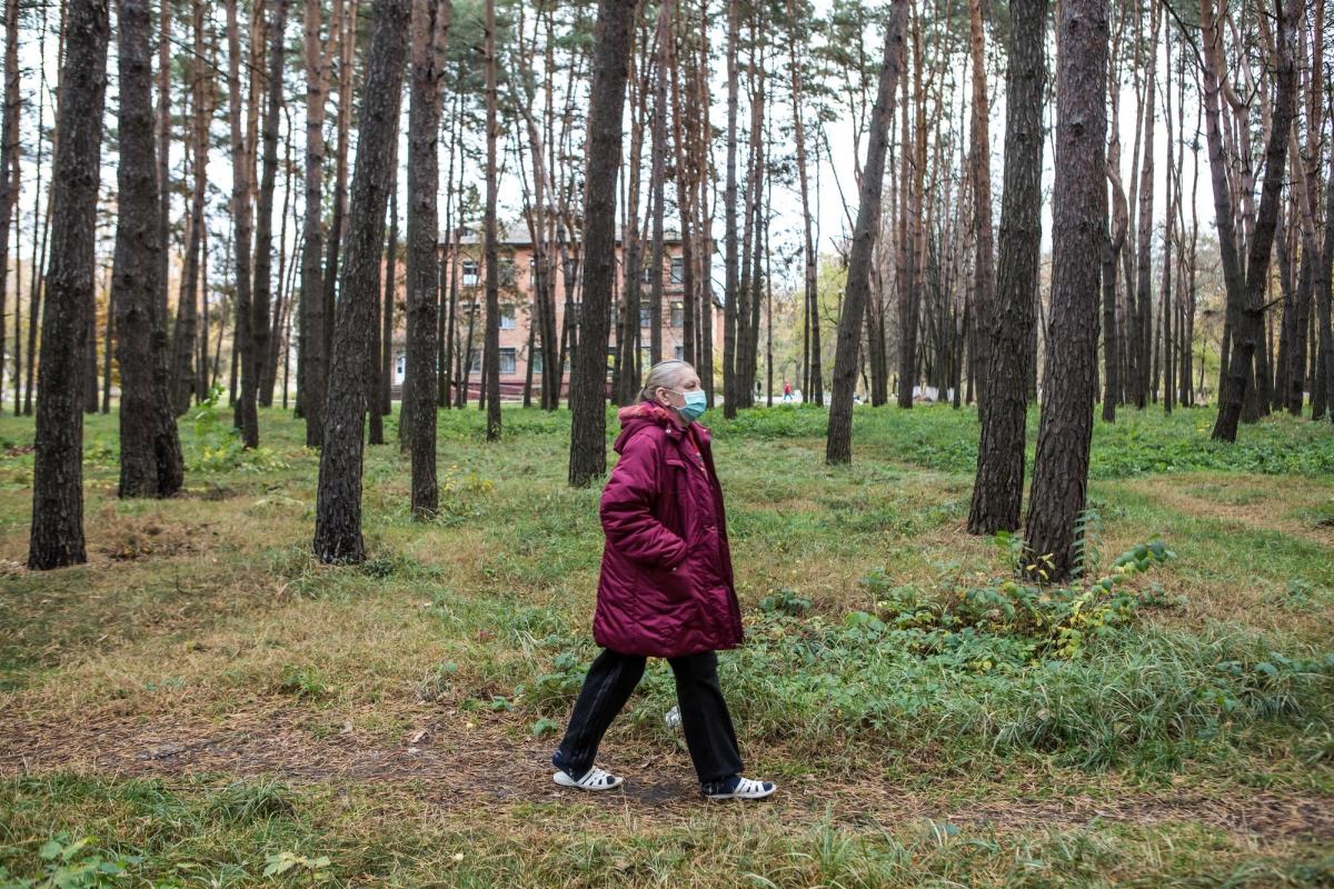 Halyna a 56 ans. Elle est atteinte de tuberculose multirésistante. Elle marche dans la forêt qui entoure l'hôpital de Jytomir. Ukraine. 2018.
 © Oksana Parafeniuk