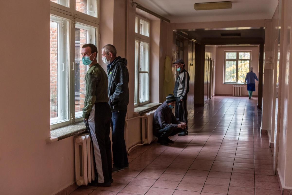 Mykola a 31 ans. Il est atteint de tuberculose multirésistante. Il est dans un couloir de l'hôpital de Jytomir. Ukraine. 2018.
 © Oksana Parafeniuk