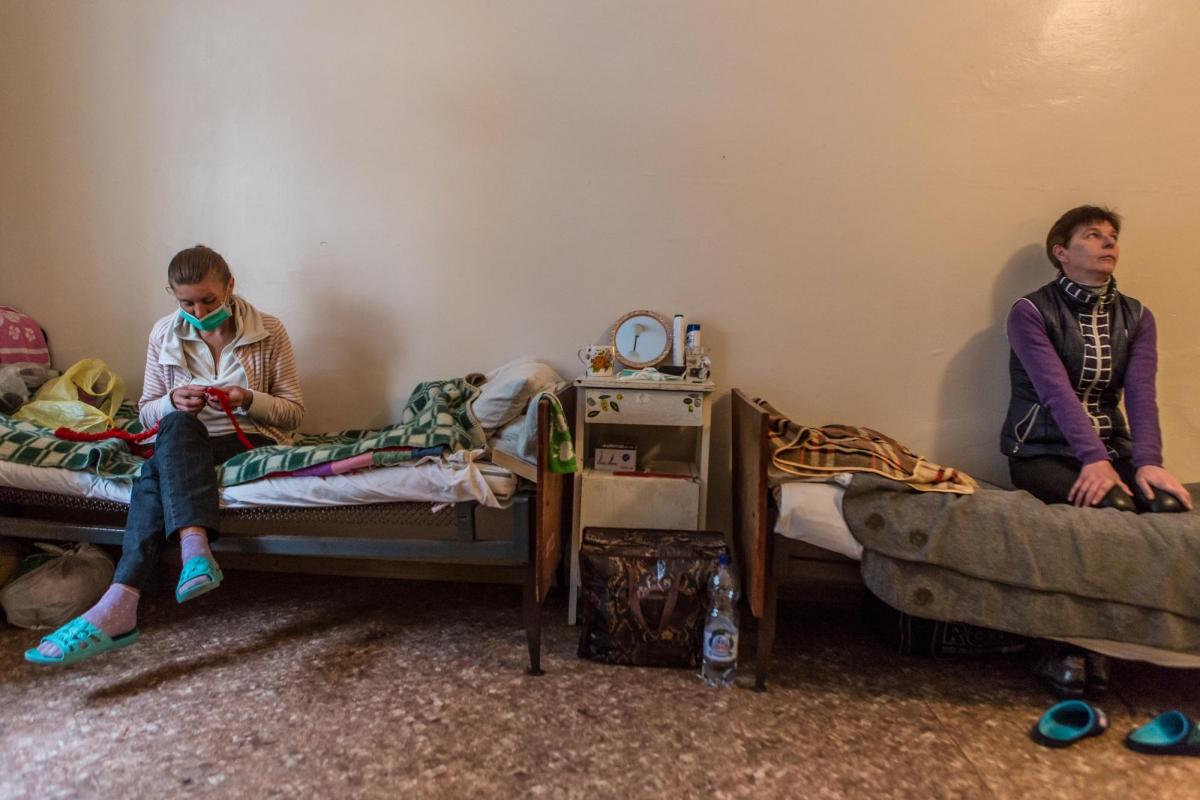 Oksana a 39 ans et Nataliya a 44 ans. Elles sont toutes les deux atteintes de tuberculose ultrarésistante et partagent une chambre dans l'hôpital de Jytomir. Ukraine. 2018.
 © Oksana Parafeniuk