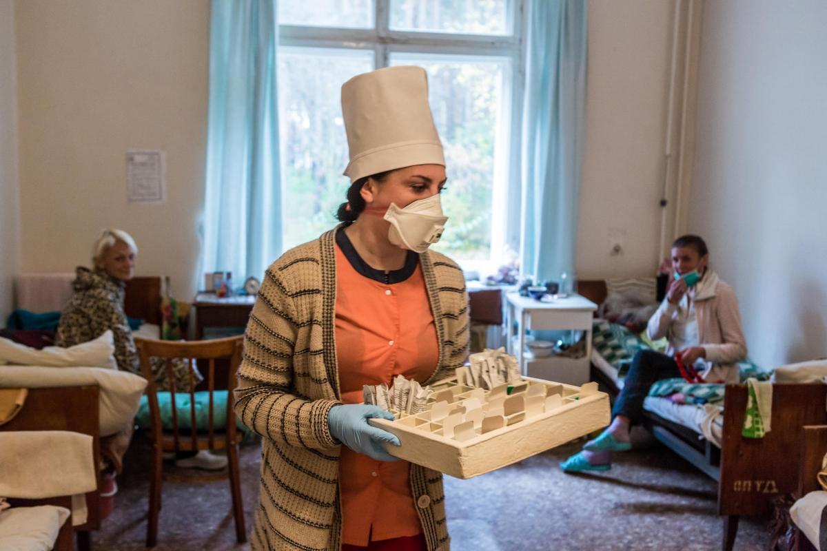 Une infirmière du ministère de la Santé distribue des médicaments à des patients atteints de tuberculose multirésistante dans l'hôpital de Jytomir. Ukraine. 2018.
 © Oksana Parafeniuk