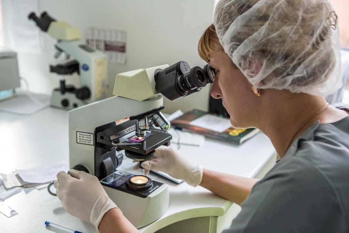 Une biologiste étude un prélèvement au microscope. Ukraine. 2018.
 © Oksana Parafeniuk