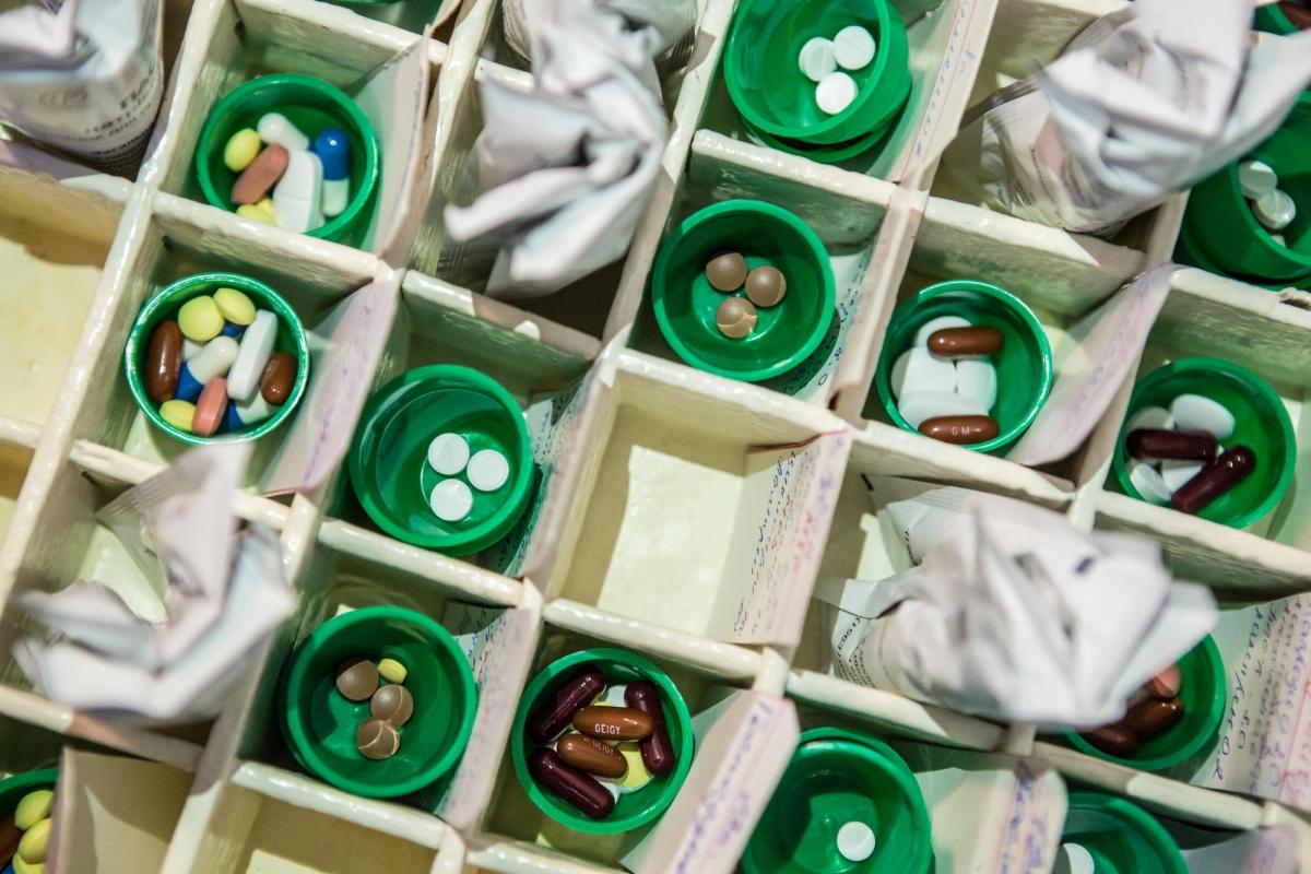 Des pilules sont préparées séparément pour chaque patient par une infirmière avant la distribution.Ukraine. 2018.
 © Oksana Parafeniuk