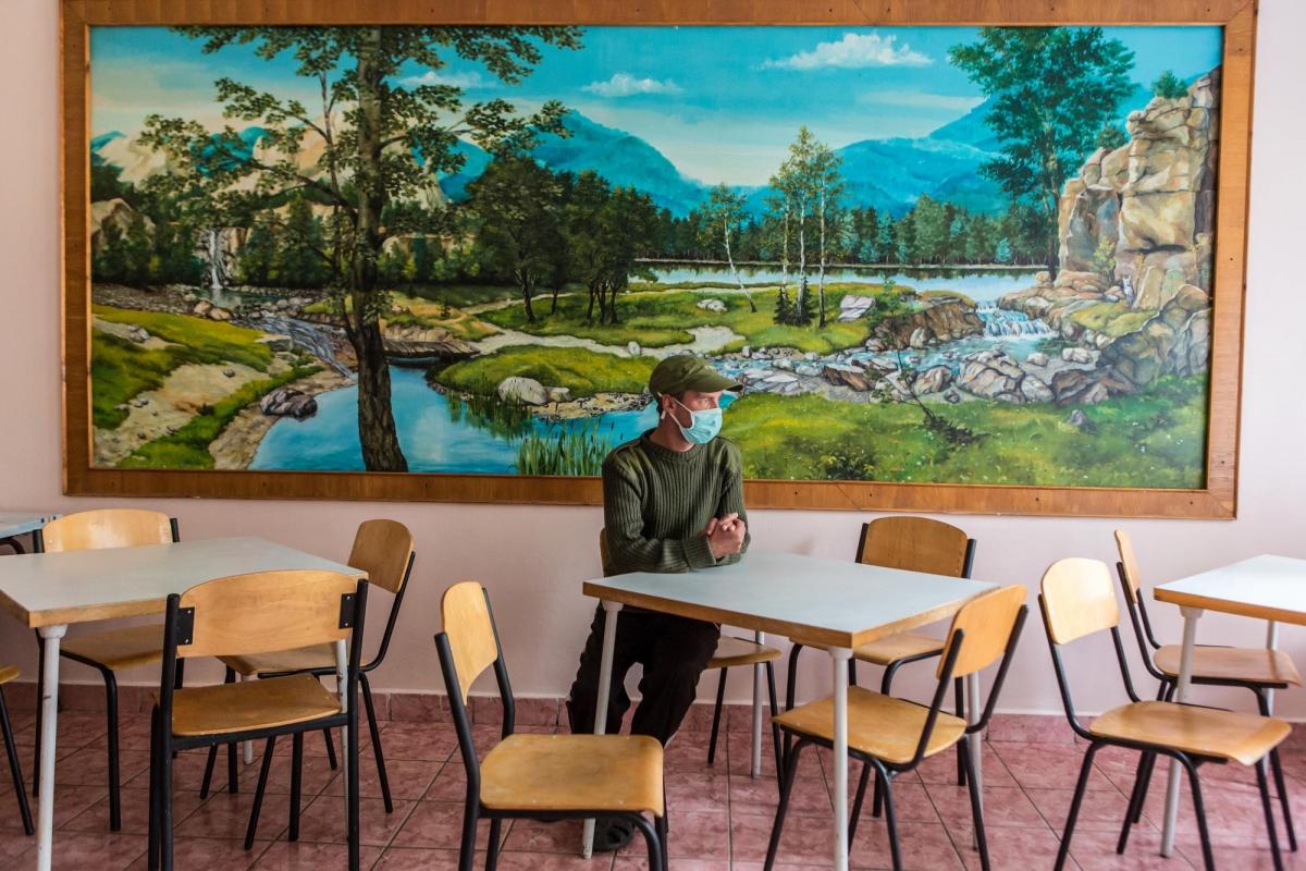 Mykola a 31 ans. Il est atteint de tuberculose multirésistante. Il est ici dans la salle commune de l'hôpital de Jytomir. Ukraine. 2018.
 © Oksana Parafeniuk