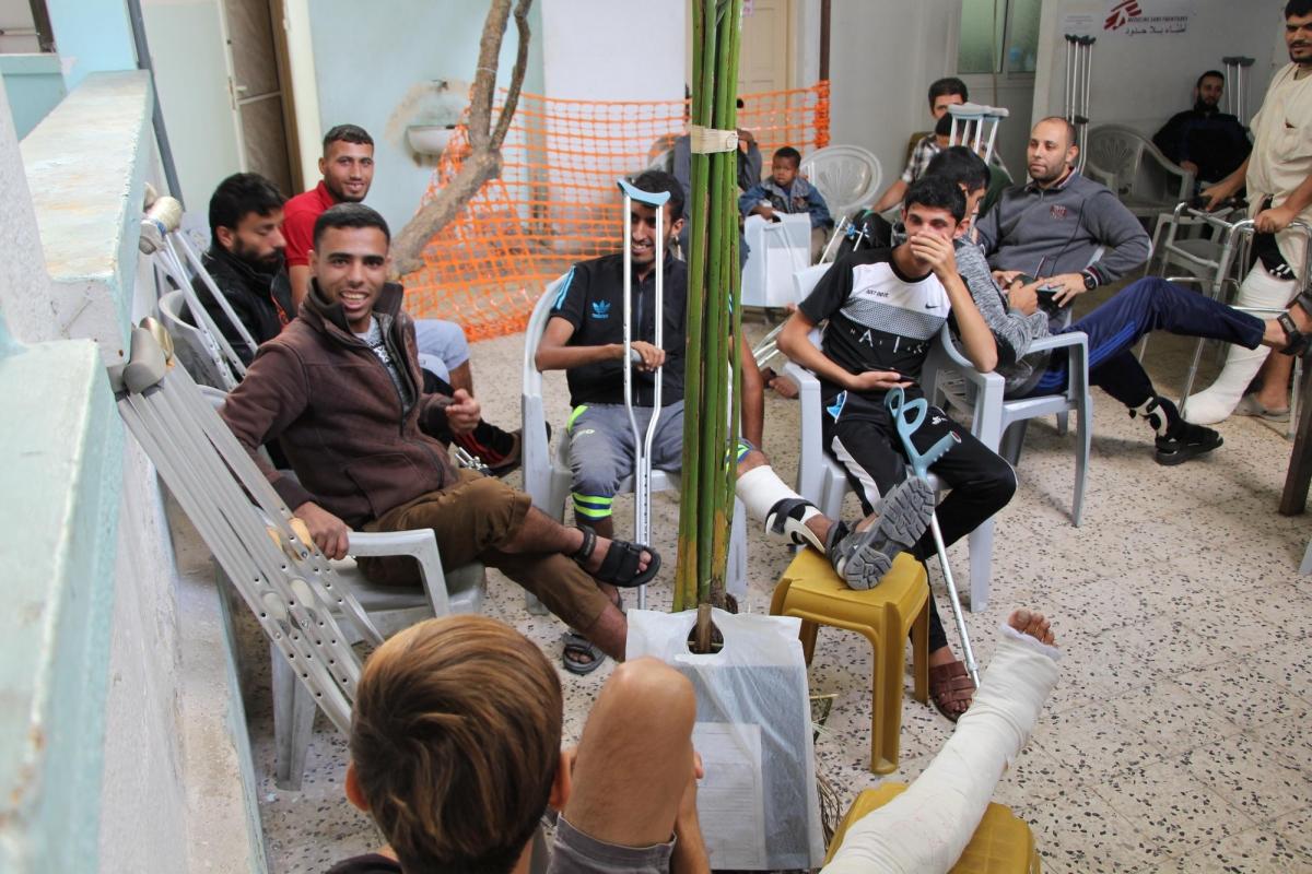 Zone d'attente à l'extérieur d'une clinique MSF. Gaza. 2019.
© Yuna Cho/MSF