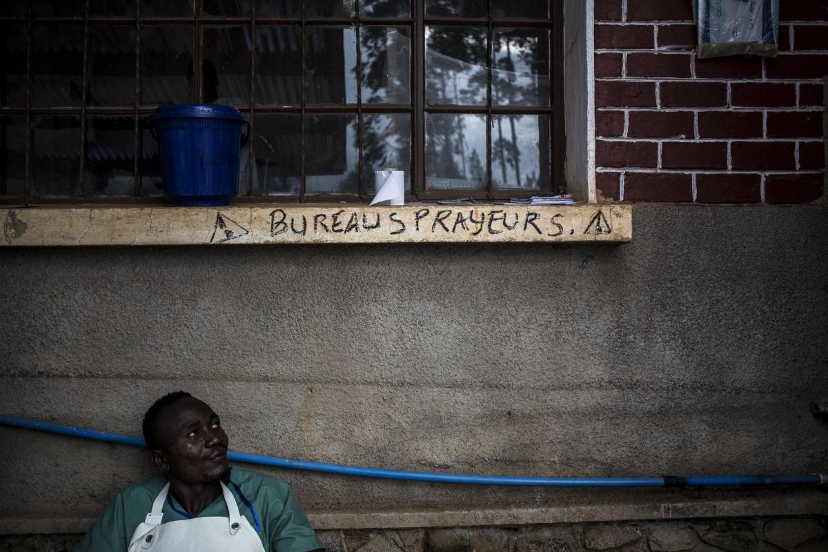 Un agent de décontamination MSF dans le centre de traitement Ebola de Butembo. Novembre 2018. République démocratique du Congo.
© John Wessels