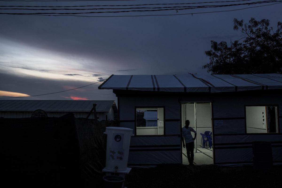 Un travailleur du bâtiment à l'intérieur du nouveau centre d'isolement Ebola de Bunia. Novembre 2018. République démocratique du Congo.
 © John Wessels