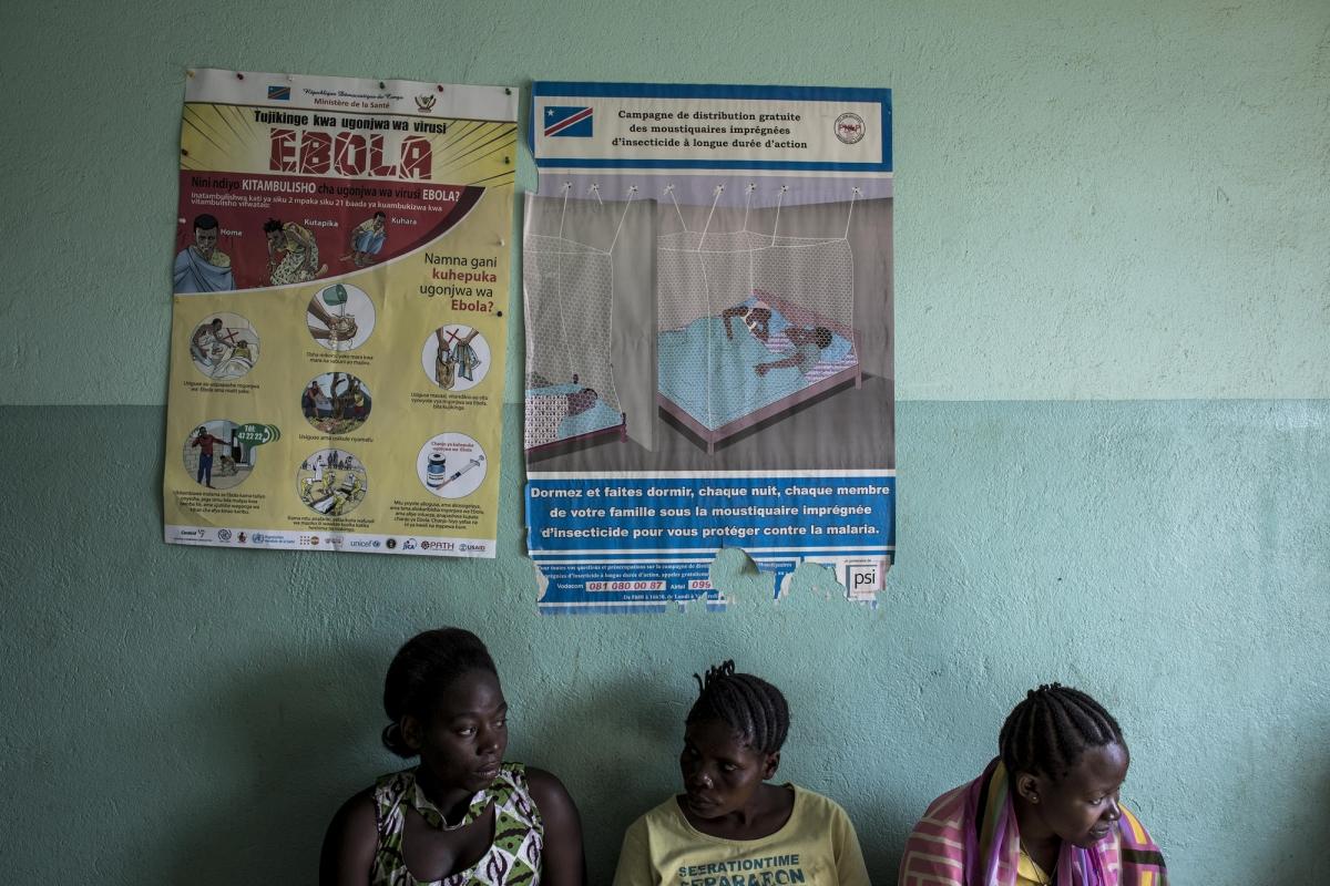 Des femmes patientent dans la salle d'attente d'une clinique soutenue par Médecins Sans Frontières. Novembre 2018. République démocratique du Congo.
 © John Wessels