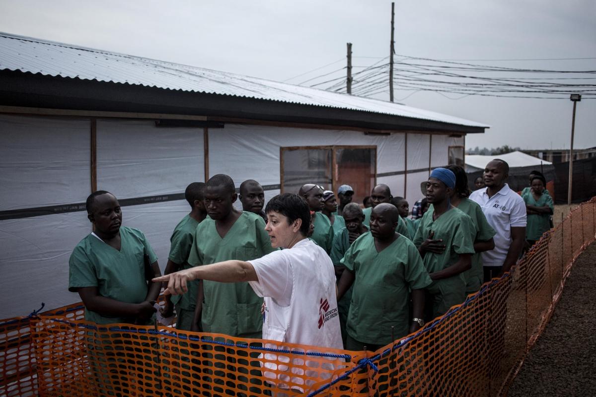 Une experte MSF d'Ebola forme des travailleurs de santé à l'intérieur du centre d'isolement de Bunia peu de temps après sa construction. Novembre 2018. République démocratique du Congo.
© John Wessels