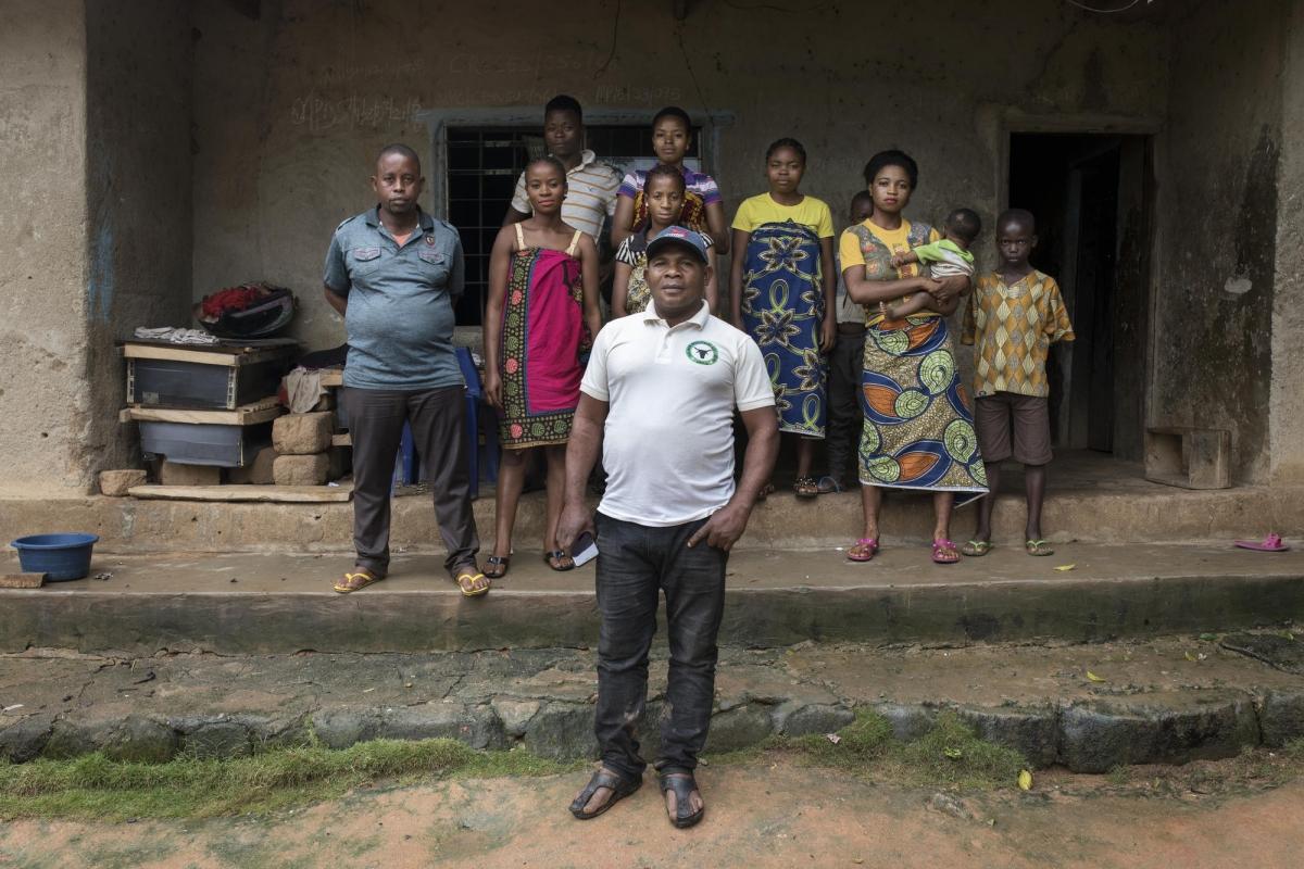 Augustin&nbsp;Eka accueille chez lui des réfugiés camerounais. Nigeria. 2018.
 © Albert Masias