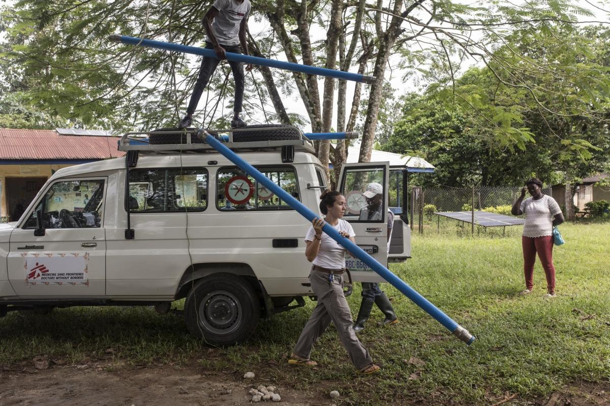 Une équipe de Médecins Sans Frontières installe une pompe à eau dans la clinique d'Abgokim au NIgeria. 2018.&nbsp;
 © Albert Masias