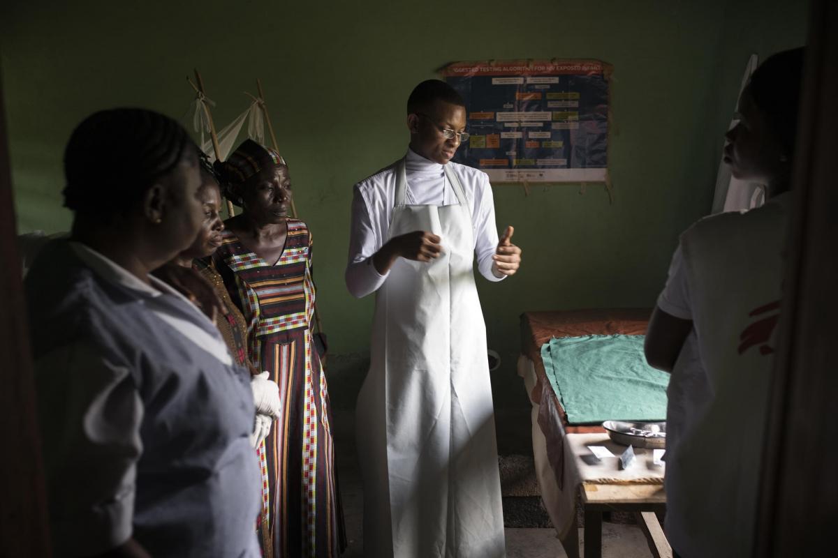 Le Dr. Mudama Onyedika Precious en consultation dans un centre de santé. Il travaille pour Médecins Sans Frontières et fait partie de l'équipe qui visite les centres de santé de la région&nbsp;à l'aide de clinique mobile. Nigeria. 2018.&nbsp;
 © Albert Masias