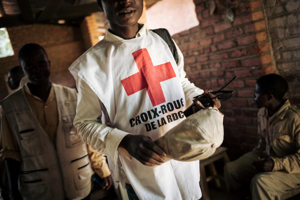 Une formation Ebola dans le dispensaire de Maboya. La formation débute par une discussion entre les équipes de la Croix-Rouge et celles de MSF. Novembre 2018. République démocratique du Congo.
© Alexis Huguet
