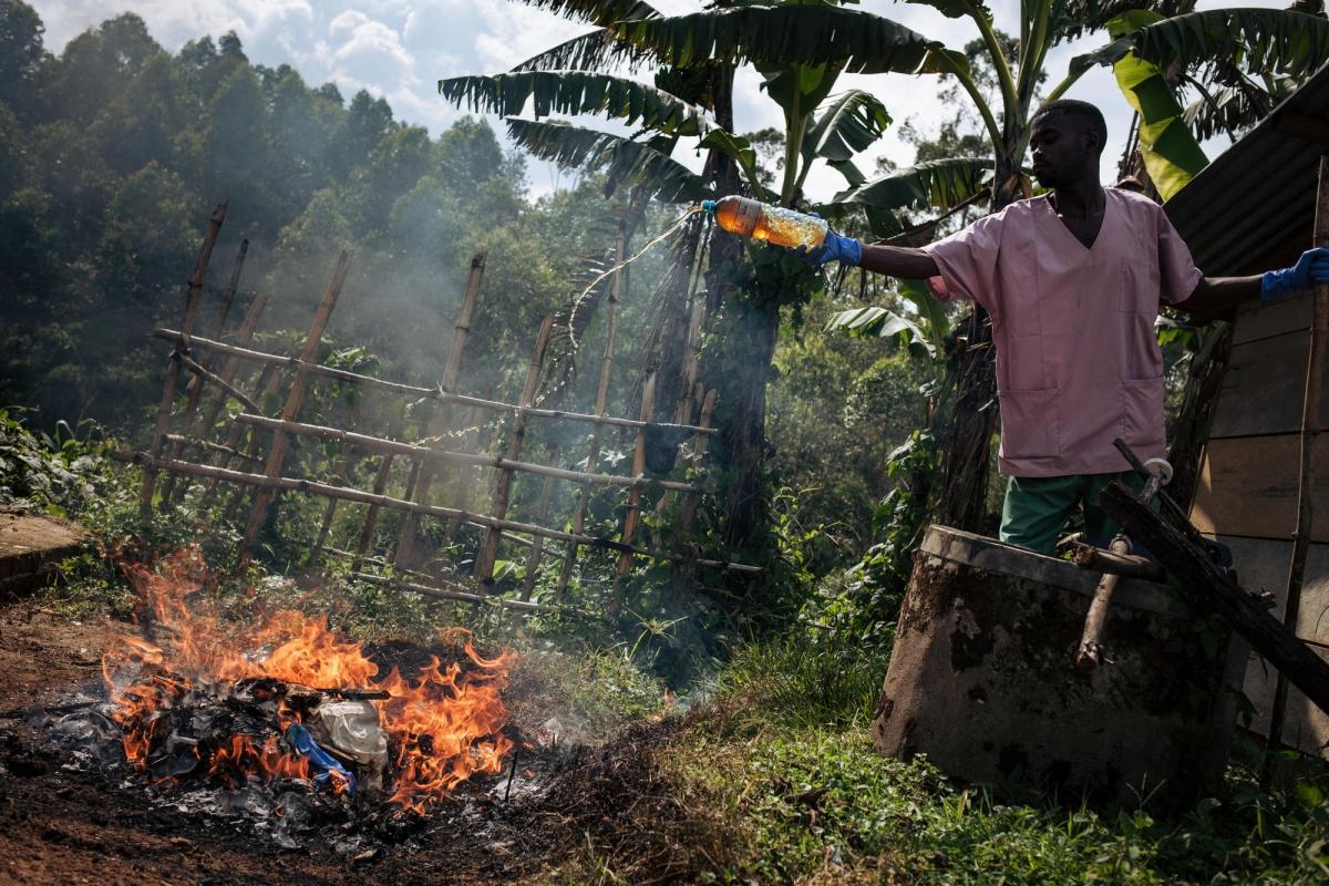 Lors d'une décontamination les affaires qui ne peuvent être réutilisées sont brûlées. Novembre 2018. République démocratique du Congo.
© Alexis Huguet