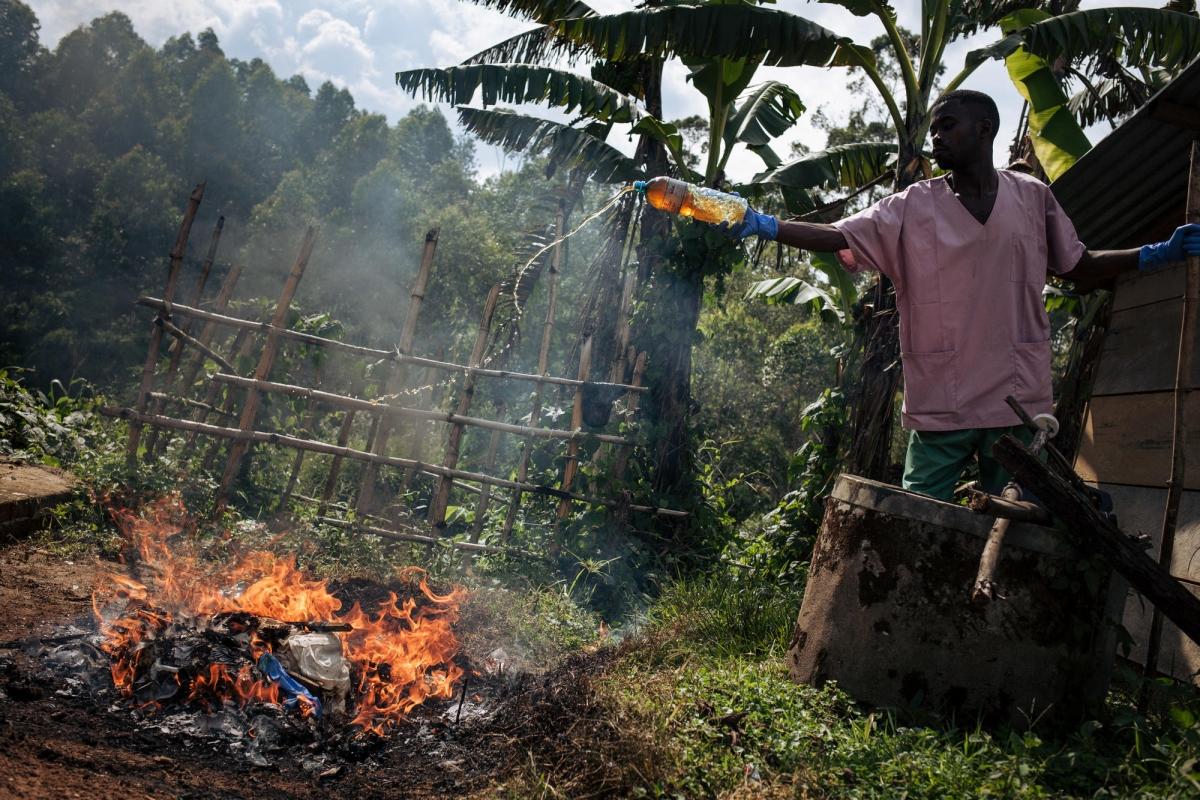 Lors d'une décontamination les affaires qui ne peuvent être réutilisées sont brûlées. Novembre 2018. République démocratique du Congo.
 © Alexis Huguet