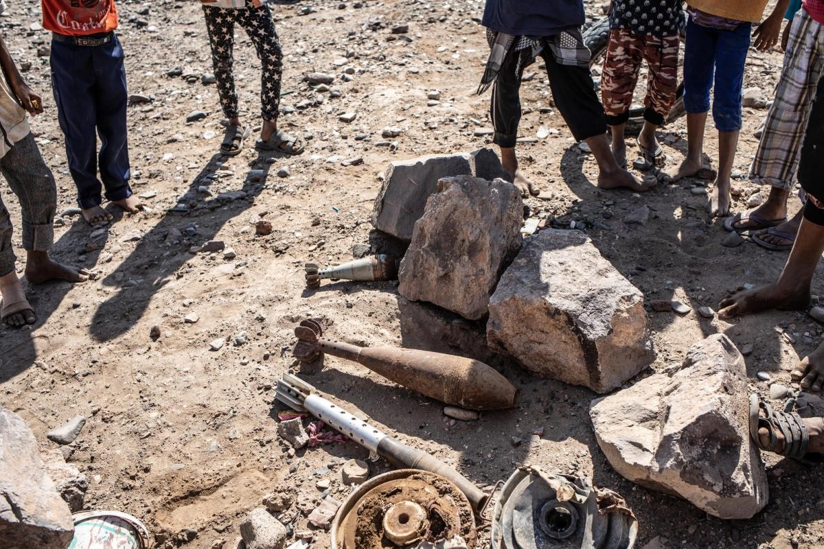 Des enfants devant des engins explosifs désamorcés à Mawza. Décembre 2018. Yémen.&nbsp;
 © Agnes Varraine-Leca/MSF