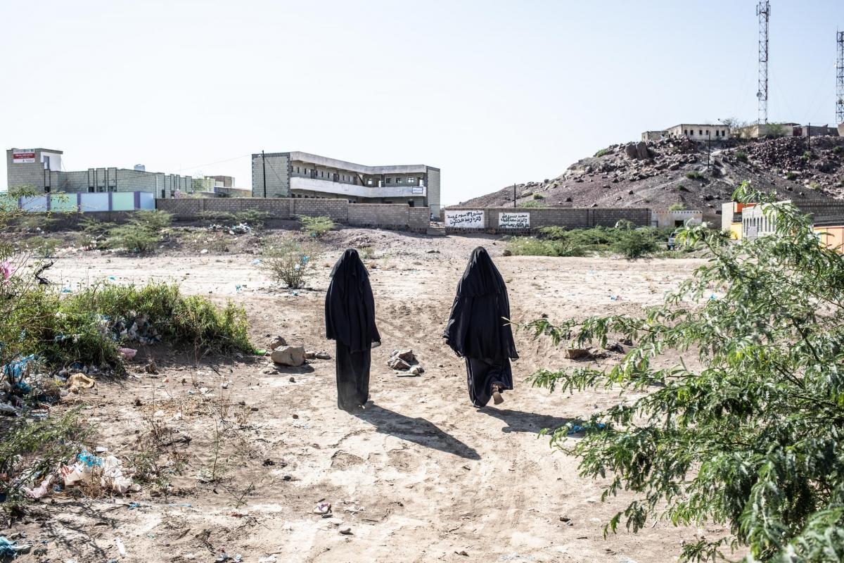 Deux femmes marchent en direction de l'école de Mawza. Yémen. Décembre 2018.
 © Agnes Varraine-Leca/MSF