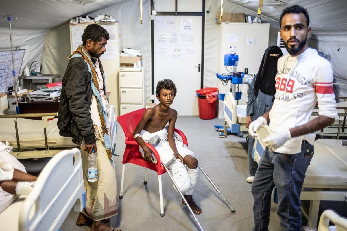 Nasser (au centre) et son père Mohammed (à gauche) dans l'hôpital MSF de Mocha. Yémen. 2018.
 © Agnes Varraine-Leca/MSF