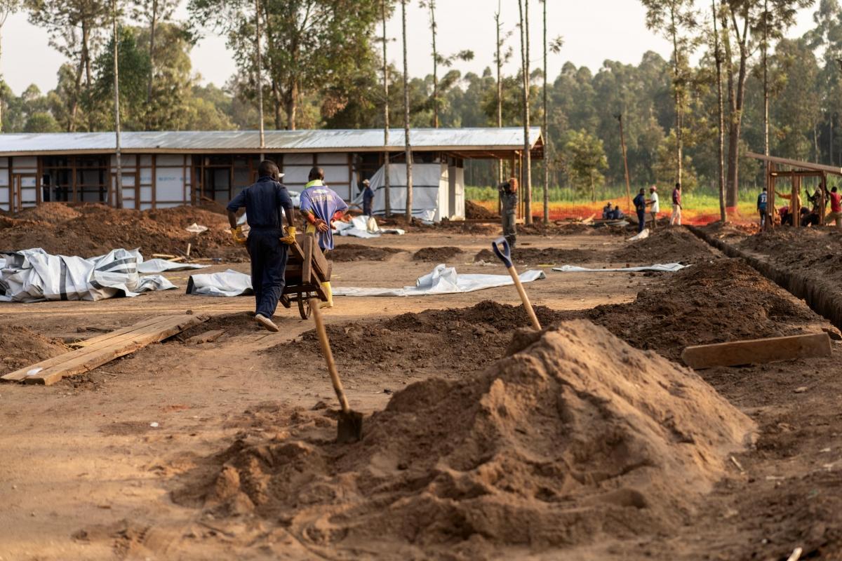 Vue du nouveau centre MSF de traitement Ebola&nbsp;de Katwa&nbsp;lors de sa construction. République démocratique du Congo. 2018.
 © Gabriele François Casini/MSF