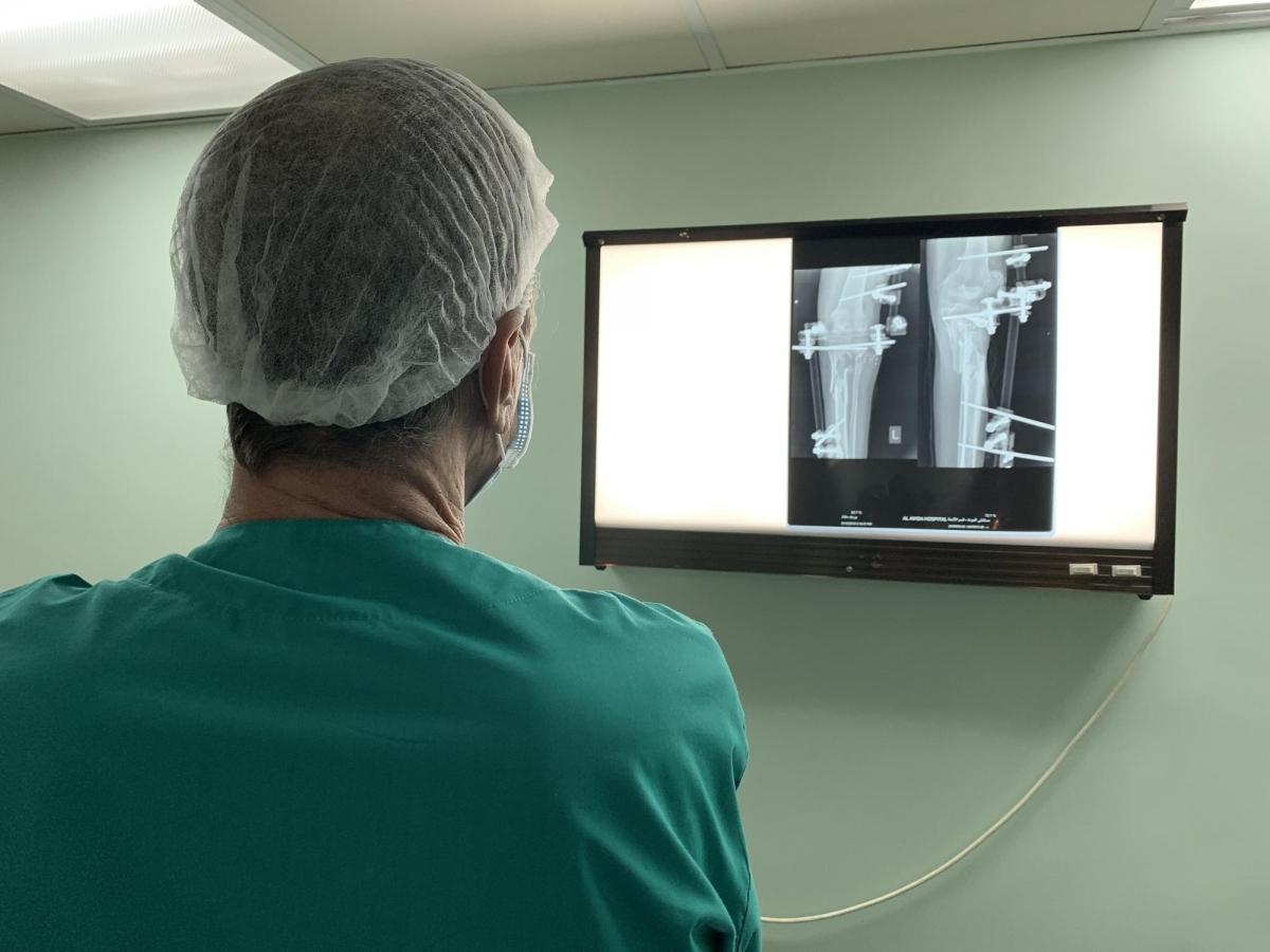 Le chirurgien MSF Henri Vandenboer examine la radio de Yousri*, blessé par l'armé israélienne en juillet 2018. Gaza.&nbsp;2019.
 © Jacob Burns/MSF