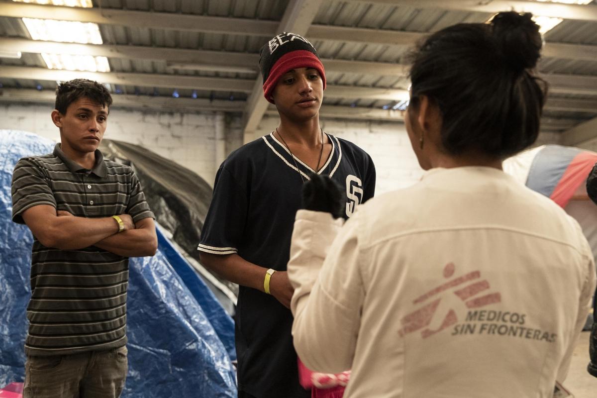 Les équipes de Médecins Sans Frontières prodiguent des soins médicaux et une prise en charge de santé mentale aux migrants installés à Tijuana. Mexique. 2018.&nbsp;
 © Cristopher Rogel Blanquet/MSF