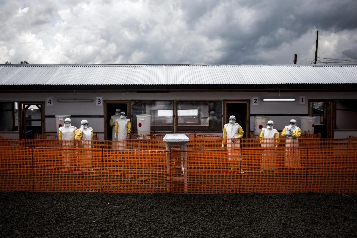 Des travailleurs de santé MSF à l'intérieur de la zone à risque du centre d'isolement Ebola de Bunia peu de temps après sa construction. Novembre 2018. République démocratique du Congo.
 © John Wessels